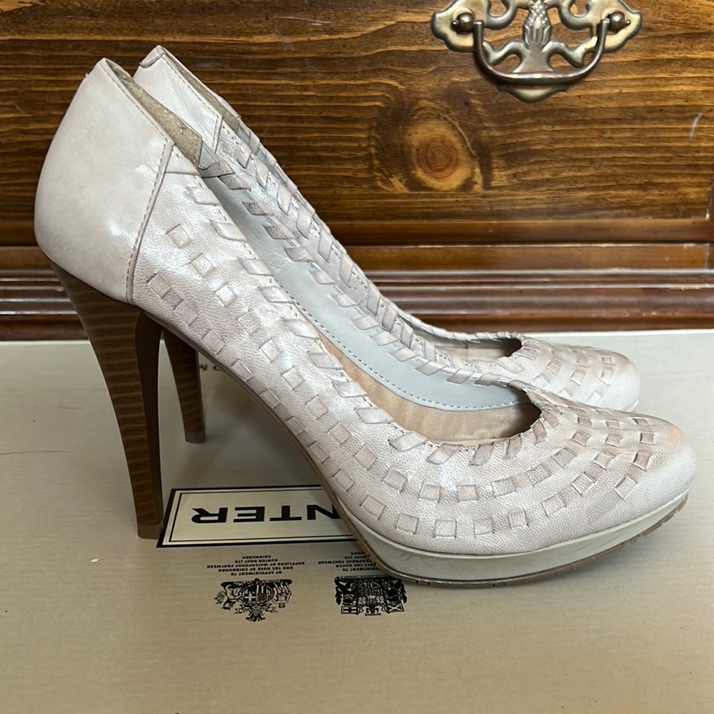 Brand new Andrew Keller pumps size 8